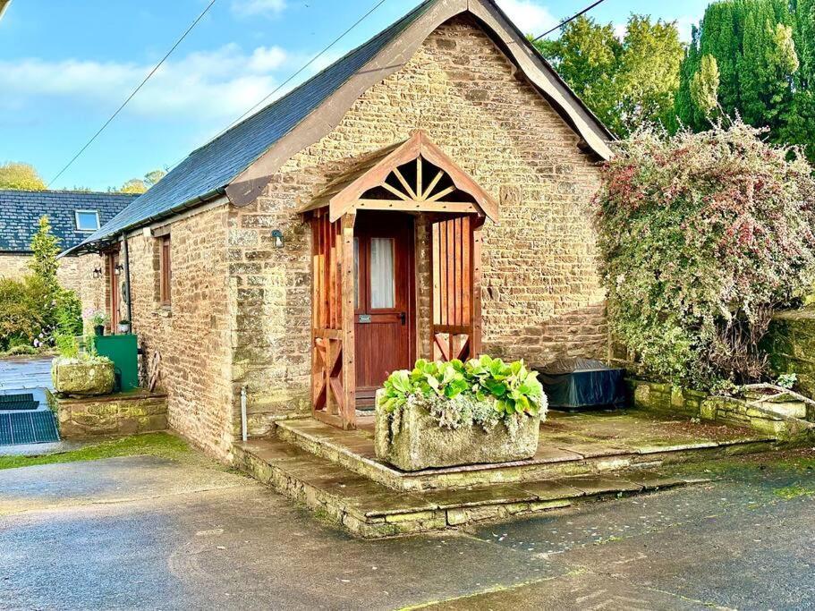 Vila Detached One Level Stone Barn Llangwm-Isaf Exteriér fotografie