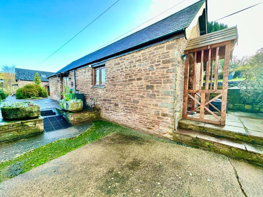 Vila Detached One Level Stone Barn Llangwm-Isaf Exteriér fotografie